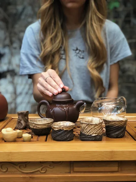 Çay töreni. Bahçede çay içme