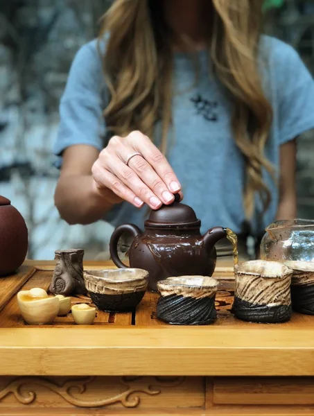 Çay töreni. Bahçede çay içme