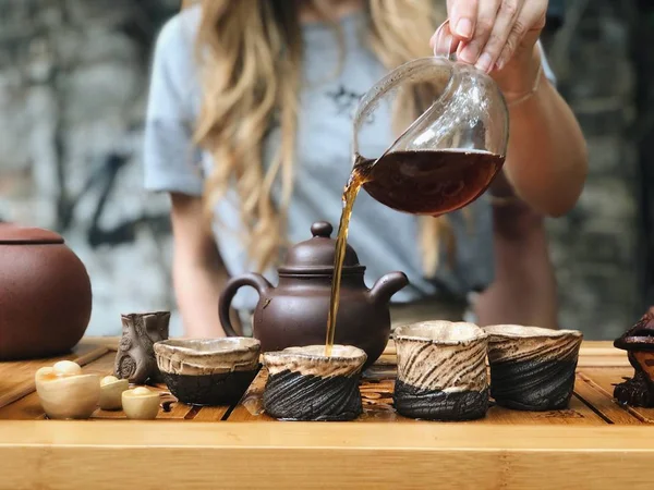 Çay töreni. Bahçede çay içme