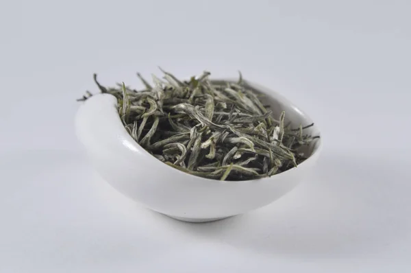 Çay ware Çin yeşil çay. Kuru çay yaprağı. Çin çay ürün fotoğraf. Çay ve infüzyon. Kuru çay yığını.