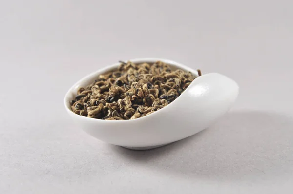 Çince siyah çay çay ware. Kuru çay yaprağı. Çin çay ürün fotoğraf. Çay ve infüzyon. Kuru çay yığını.