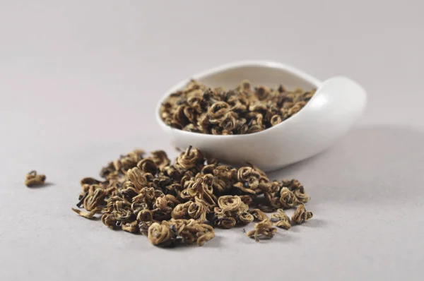 Çince siyah çay çay ware. Kuru çay yaprağı. Çin çay ürün fotoğraf. Çay ve infüzyon. Kuru çay yığını.