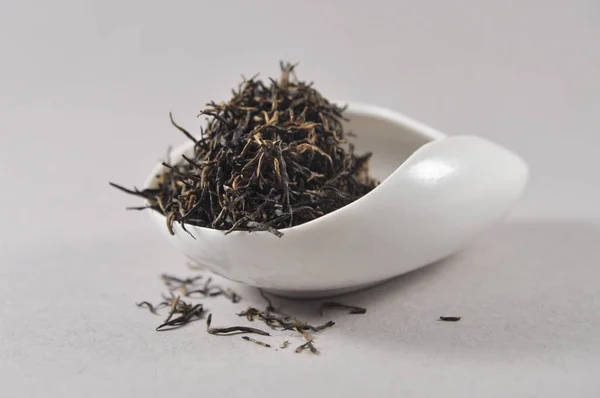 Çince siyah çay çay ware. Kuru çay yaprağı. Çin çay ürün fotoğraf. Çay ve infüzyon. Kuru çay yığını.
