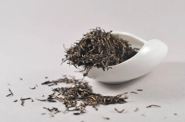 Çince siyah çay çay ware. Kuru çay yaprağı. Çin çay ürün fotoğraf. Çay ve infüzyon. Kuru çay yığını.