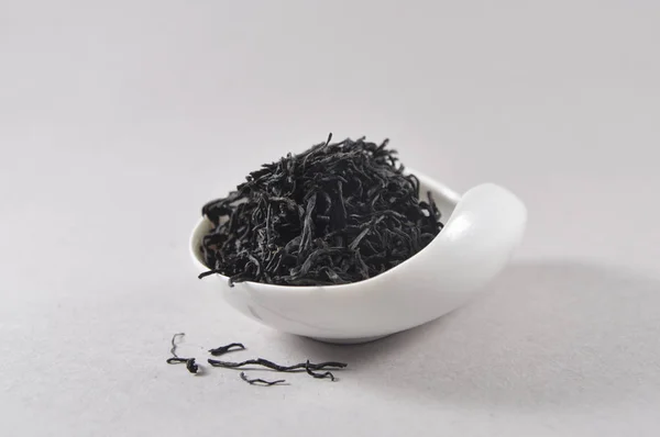 Çince siyah çay çay ware. Kuru çay yaprağı. Çin çay ürün fotoğraf. Çay ve infüzyon. Kuru çay yığını.
