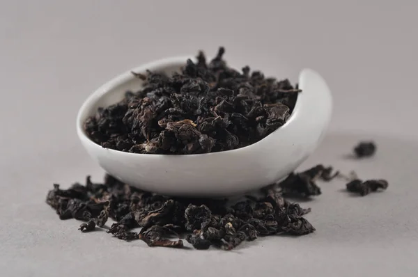 Çince siyah çay çay ware. Kuru çay yaprağı. Çin çay ürün fotoğraf. Çay ve infüzyon. Kuru çay yığını.