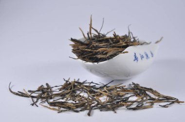 Çince siyah çay çay ware. Kuru çay yaprağı. Çin çay ürün fotoğraf. Çay ve infüzyon. Kuru çay yığını.