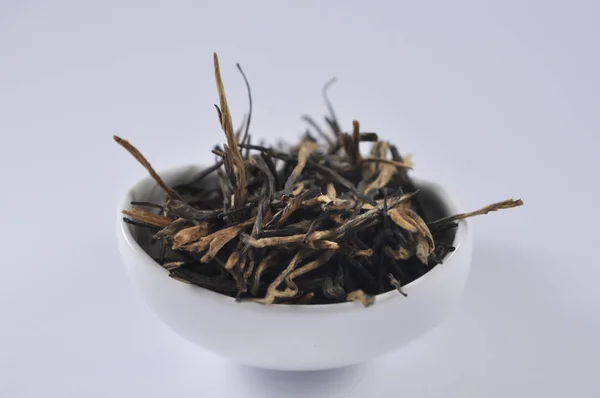 Çince siyah çay çay ware. Kuru çay yaprağı. Çin çay ürün fotoğraf. Çay ve infüzyon. Kuru çay yığını.