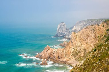 Cape Roca Cabo da Roca ile keskin kayalar ve kayalıklarla kopya alanı, Portekiz ile Atlantik Okyanusu kıyısında
