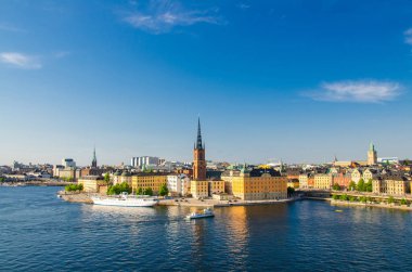 Bölgesinin Riddarholmen Riddarholm Kilisesi ve tipik İsveç Gotik binalar, Stockholm, İsveç'te Sodermalm Island'dan Lake Malaren denizde yelken tekne gemi hava panoramik üstten görünüm