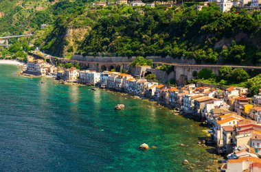 Hava en iyi görünümü küçük bir balıkçı köyünde evleri Chianalea di Scilla eski Ortaçağ Kalesi: kaya Castello Ruffo ve Akdeniz Tiren Denizi sahil kıyısında, Calabria, Güney İtalya