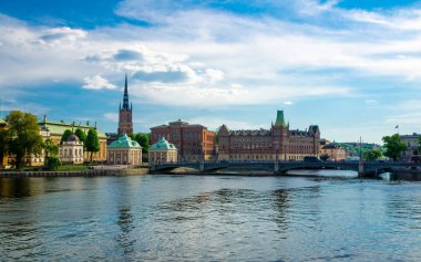 Tarihi manzara panoramik manzaralı merkezi Riddarholmen Riddarholm kilise, Norstedts bina, Vasabron Köprüsü, asalet House ve Centralbron street, Gamla Stan, Stockholm, İsveç