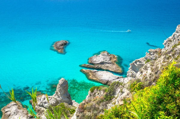 Luchtfoto Van Verbazingwekkende Tropische Blauwe Azuurblauwe Turquoise Zeewater Met Yacht — Stockfoto