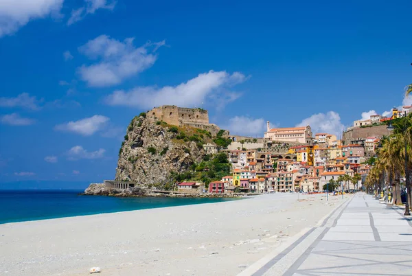 Deniz kenarındaki güzel kasaba köyü Scilla eski ortaçağ kalesi kaya Castello Ruffo ile renkli geleneksel tipik İtalyan Akdeniz Tiren Denizi sahil kıyısında, Calabria, Güney İtalya evler.