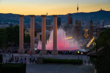Hava en iyi gece akşam renkli Magic Fountain Montjuic, Plaza de España'nın, İspanyol Meydanı, Venedik Towers, görünümü üzerinden Ulusal Sanat Müzesi Barcelona City, Catalonia, İspanya