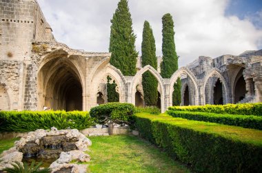 Girne Girne Bellapais Manastırı manastırda taş kemerli ve thujas, Kuzey Kıbrıs Türk Cumhuriyeti ile yıkıntıları