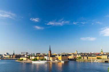 Hava en iyi manzarasına Riddarholmen district, Riddarholm Kilisesi ve tipik İsveç Gotik binalar, tekne gemi yelken Lake Malaren su Sodermalm kopya alanı ile Stockholm, İsveç