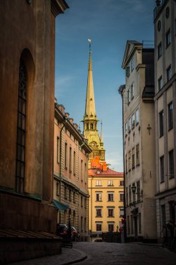 Arnavut kaldırımı, eski tarihi şehir çeyreğinde Gamla Stan Stadsholmen Adası, Spires Lutheran Alman Kilisesi, Stockholm, İsveç görünümünü renkli binalar ile geleneksel tipik İsveç dar sokak
