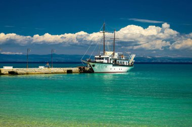 Gemi tekne mavi cennet su Toroneos kolpos Körfezi, mavi gökyüzü, beyaz bulutlar iskele iskele Pefkohori, Halkidiki Kassandra, Makedonya, Yunanistan yakınındaki Sithonia Yarımadası üzerinde görünümünü