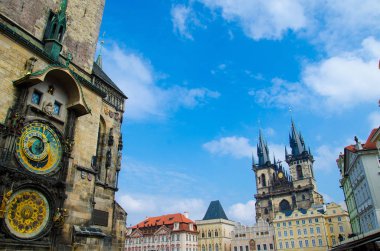 Eski Belediye Binası (Staromestska Radnice) ve Astronomik Saat'in (Prazsky orloj) Eski Şehir Meydanı ile kilise Our Lady önce Tyn stare Mesto, Prague, Çek Cumhuriyeti