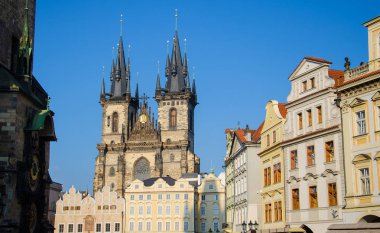 Eski Belediye Binası (Staromestska Radnice) ve Astronomik Saat'in (Prazsky orloj) Eski Şehir Meydanı ile kilise Our Lady önce Tyn stare Mesto, Prague, Çek Cumhuriyeti