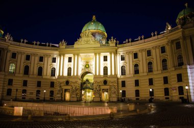 Michaelertrakt palace, Hofburg Viyana, Avusturya. Michaelerplatz gece akşam göster