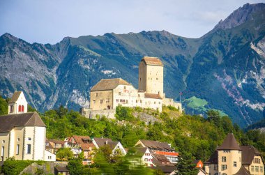 Dağlar Alps Vaduz town, Liechtenstein yakınındaki önünde eski kale