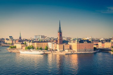Bölgesinin Riddarholmen Riddarholm Kilisesi ve tipik İsveç Gotik binalar, Stockholm, İsveç'te Sodermalm Island'dan Lake Malaren denizde yelken tekne gemi hava panoramik üstten görünüm