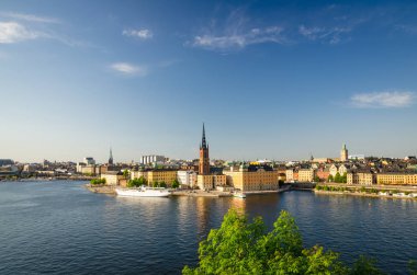 Bölgesinin Riddarholmen Riddarholm Kilisesi ve tipik İsveç Gotik binalar, Stockholm, İsveç'te Sodermalm Island'dan Lake Malaren denizde yelken tekne gemi hava panoramik üstten görünüm