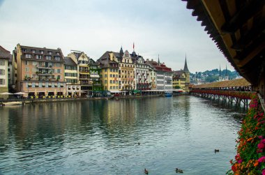 Görünüm Luzern tarihi şehir merkezi ve Reuss Nehri'ne ünlü ahşap Şapel Köprüsü, eski ahşap kaplı köprü Avrupa'da, Luzern, İsviçre