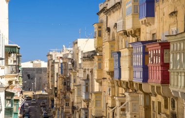 Dar sokaklar ve renkli balkonlu ve windows Valletta, Malta sarı binaların üstten görünüm