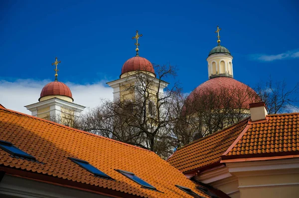 Church Domes Crosses Red Tiled Roofs Blue Sky Background Vilnius — Stock Photo, Image