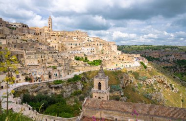 Matera şehrin tarihi merkezi Sasso Caveoso Sassi eski eski taş evleri ve mavi bulutlu gökyüzü, Avrupa kültür başkenti, Unesco Dünya Mirası, Basilicata, Güney İtalya ile panoramik görünüm