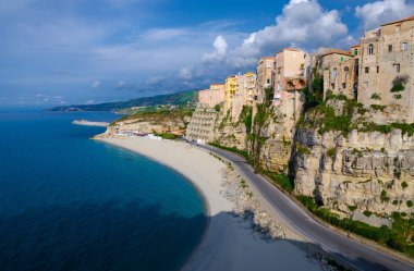 Tropea kasaba ve Tiren Denizi beach, yüksek büyük dik kaya cliff, üstüne renkli binalar Sanctuary Santa Maria Kilisesi Dell'den görüntülemek Isola, Vibo Valentia, Calabria, Güney İtalya