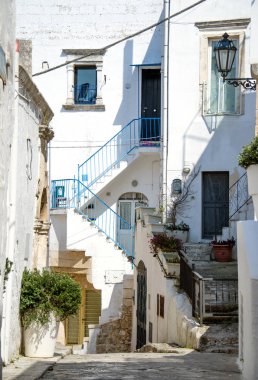 Ostuni kasaba Puglia Apulia bölgesinde, Güney İtalya beyaz binalar ile dar sokaklarında