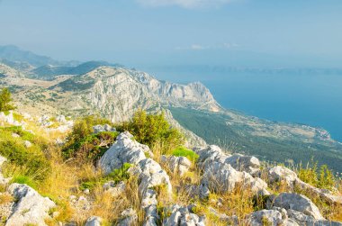 Tepeler ve kayalar Biokovo Dağı aralığın önünde Makarska riviera Adriyatik Denizi, Dalmaçya, Hırvatistan