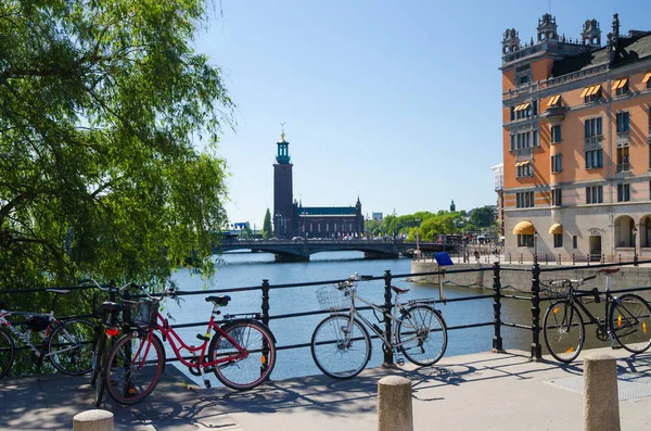 스톡홀름 Stadshuset 자전거 위원회와 Kungsholmen 스웨덴으로 화창한 Malaren 노벨상의 — 스톡 사진