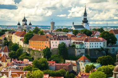 Panoramik Tallinn eski kasaba geleneksel kırmızı kiremit çatılar, ortaçağ kilise, kuleleri ve duvarları, Toompea Hill St Olaf's kilise kule, Estonya