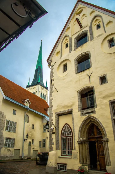 Calles Medievales Del Casco Antiguo Tallin Con Vistas Torre Iglesia — Foto de Stock