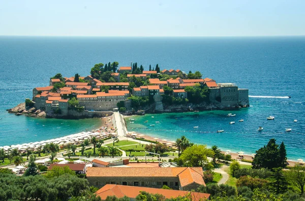 Ostrov Svatého Štěpána Sveti Stefan Budovami Červené Taškové Střechy Poblíž — Stock fotografie