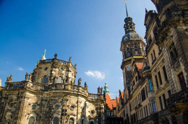 Saat Kulesi Dresden, Almanya ile eski binalar Katholische Hofkirche ve Hausmannsturm