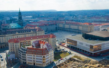 Dresden şehir merkezi kare ve eski binalar lutheran Kilisesi Our Lady Frauenkirche, Almanya'nın görünümü platformdan panoramik manzaralı