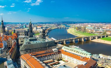 Elbe Nehri ve görünümü platform, lutheran Kilisesi Our Lady Frauenkirche, Almanya eski binalar ile Dresden şehrinin panoramik görünümü arasında köprü görevi gören