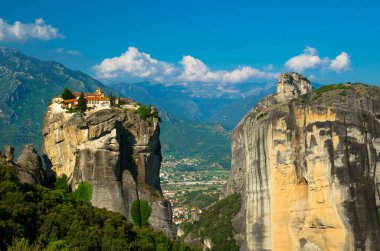 Meteora manastırları (Kutsal Teslis Manastırı) üst kısmında rock yakınındaki Kalabaka, Yunanistan