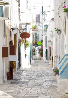 Ostuni kasaba Puglia Apulia bölgesinde, Güney İtalya beyaz binalar ile dar sokaklarında