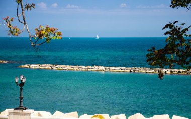 Setin mesire Imperatore Augusto sokak ışık ve şehir bari, Puglia Apulia bölgesi, Güney İtalya Adriyatik Denizi manzaralı