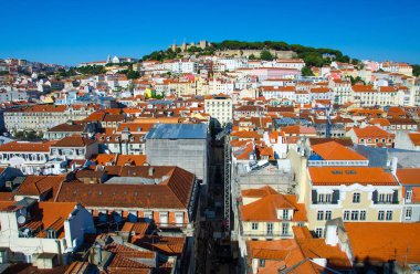 Panoramik görünümü, Lizbon Lisboa turuncu çatılar ve kale Castelo de S. Jorge, Portekiz