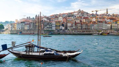 Eski Porto, Oporto şehri, renkli Ribeira geleneksel şarap tekneleri Vila Nova de Gaia, Portekiz nehirden Douro görüntülemek