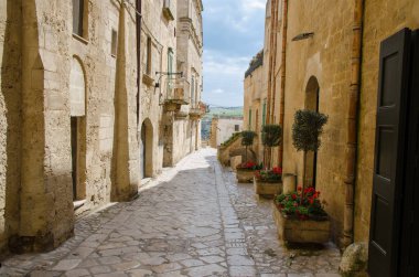 Dar taş sokakları çiçekli Matera tarihi merkezi Sasso Caveoso tarihi antik kent Sassi di Matera, Avrupa kültür başkenti, Unesco Dünya Mirası, Basilicata, Güney İtalya