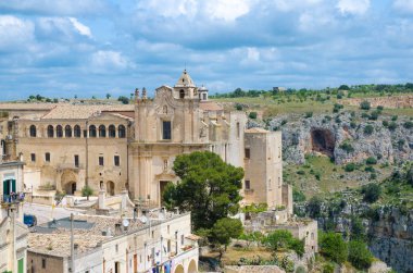 Saint Agostino kilise tarihi merkezinde Sasso Barisano tarihi antik kent Sassi di Matera mağaralar arka plan, Basilicata, Güney İtalya ile Manastırı